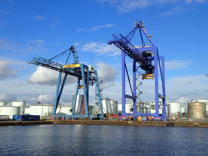 Dockside cranes